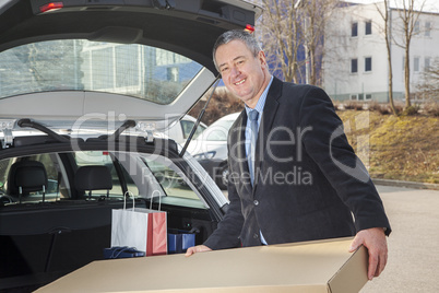 man invites package in the car