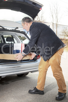 man invites package in the car