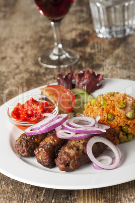 Cevapcici mit Reis und Salat