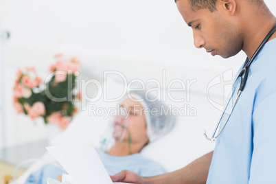 Doctor visiting patient in hospital