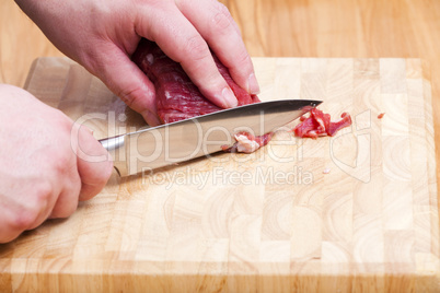 stück rinderfilet mit messer zubereiten