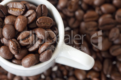 nahaufnahme espressotasse mit kaffeebohnen
