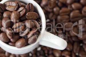 nahaufnahme espressotasse mit kaffeebohnen