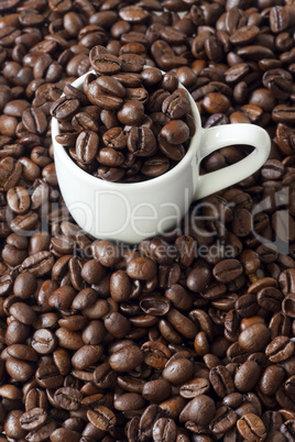hintergrund aus espressotasse und kaffeebohnen