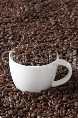 kaffeetasse gefüllt mit kaffeebohnen