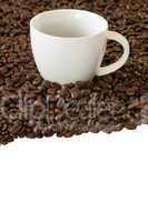 kaffeetasse steht zwischen vielen kaffeebohnen