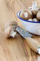 champignons und küchenmesser auf arbeitsplatte