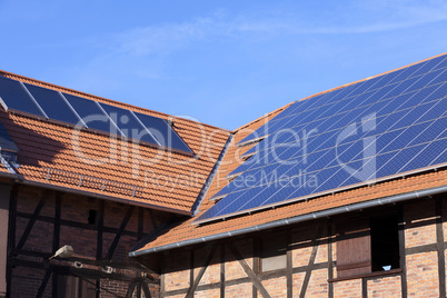 solaranlage auf dem dach eines landwirtschaftsobjekt