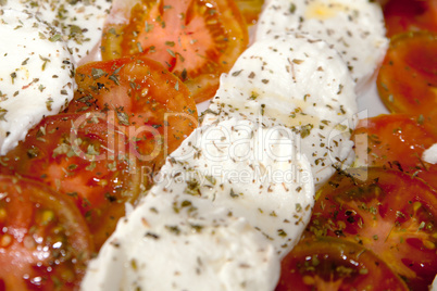 Tomaten mit Mozzarella und Kräutern