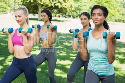 Sporty women lifting weoghts