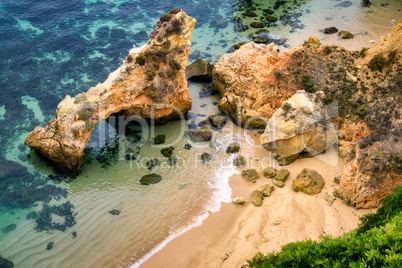 felsiger strand mit klarem wasser