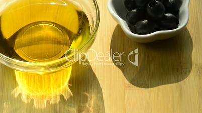 olivenöl mit schwarzen oliven
