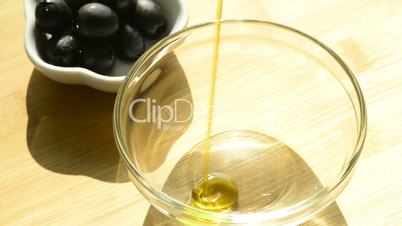 Olivenöl mit schwarzen Oliven