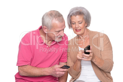 seniorenpaar mit smartphone