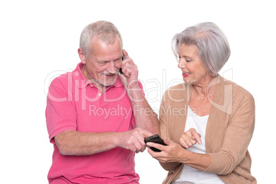 seniorenpaar mit smartphone