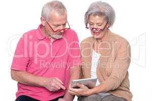 seniorenpaar mit tablet