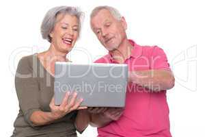 seniorenpaar mit computer