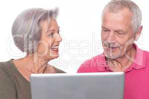 seniorenpaar mit computer