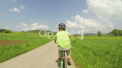 kind fährt fahrrad