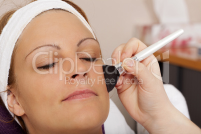 kosmetikerin arbeitet mit einem make up pinsel