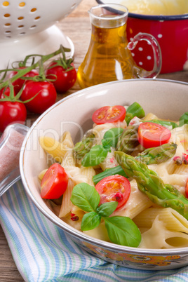 noodles with asparagus in cream-cheese sauce