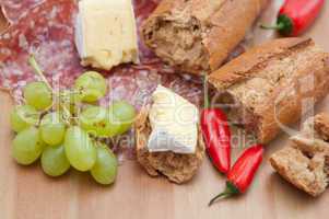 Baguette mit Käse und Weintrauben