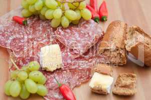 Baguette mit Käse und Weintrauben
