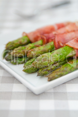 Spargel mit Parmaschinken