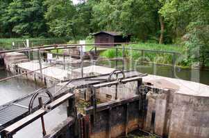 Schleuse, alt, Spreewald, typisch, Fliess, Kanal, manuell, Beton, Stein, öffnen, offen, schliessen, geschlossen, Tor, Tore, Kajak, Kanu, fahren, Sport, Wassersport, bootfahren, fluss, flusswandern, flusswanderung, schleusen, wasserwandern, Wehr,