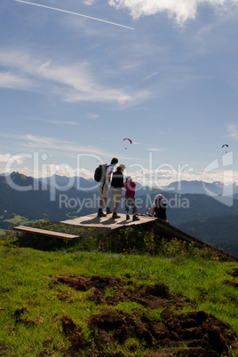 Rampe, Familie, Aussicht, Brauneck, Wanderung, Gebirge, Berg, Bergkette, Alpen, Oberbayern, Bayern, panorama, bergwandern, wandern, bergblick, berge, Gebirgskette, tourismus, beliebt, Mann, Frau, Kind, Wanderer, Gruppe, Touristen, Personen, Menschen, Spor