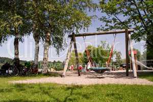 Spielplatz, Schaukel, Gmund, neu, gestaltet, Ufer, Tegernsee, Kinder, Kleinkinder, spielen, Eltern, Sommer, Frühling, warm, Kies, Fahrräder, grün, himmel, kindergarten, kinderspielplatz, kindheit, park, rutschbahn, rutsche, rutschen, sand, sandkasten, spi