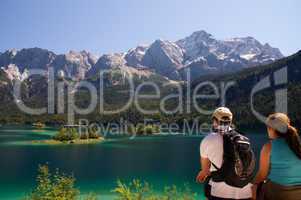 mann, frau, paar, geniessen, blick, auf, see, touristen, urlauber, wanderer, eibsee, bergsee, traum, idylle, blau, grainau, azur, anblick, wald, ufer, baum, bayern, bergurlaub, tourismus, highlight, garmisch, gebirgssee, oberbayern, ruhe, see, stille, wan