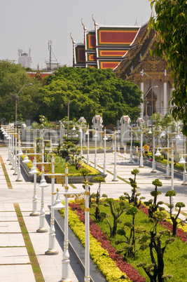 Bangkok, Park, Anlage, Garten, Parkanlage, Beet, Beete, Laternen, rot, gelb, grün, Wat, Tempel, Architektur, baum, buddhismus, heilig, religion, religiös, thailand, Südostasien,