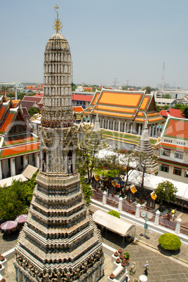 Wat Arun, Überblick, Panorama, Bangkok, Tempel, chao Praya, Phraya, Türme, Dächer, Spitzen, Wimpel, bunt, Fahnen, Fähnchen, geschmückt, asiatisch, buddhismus, hoch, oben, sehenswürdigkeit, beliebt, tourismus, südostasien, thailand, wat, Stadt, architektur