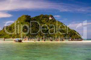 Bucht, tauchen, Korallen, Riff, Tauchgebiet, Lagune, Krabi, Ao Nang, Insel, Strand, sandstrand, Berg, Hügel, Himmel, blau, Liegeplatz, Liegeplätze, Boot, Boote, Motorboote, Motorboot, long tail boat, Idylle, idyllisch, longtailboat, longtailboot, Anker, T