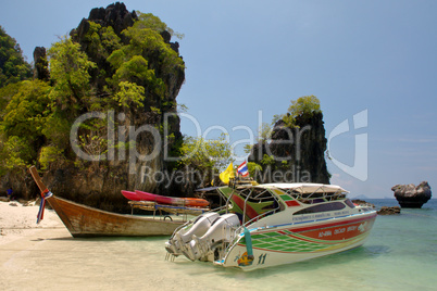 Bucht, Lagune, Krabi, Ao Nang, Insel, Strand, sandstrand, sand, Himmel, blau, Liegeplatz, Liegeplätze, Boot, Boote, Motorboote, Motorboot, long tail boat, Idylle, idyllisch, longtailboat, longtailboot, Anker, Thailand, Asien, typisch, Wasser, Transportmit