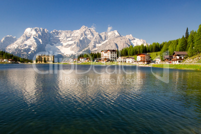 Lago, Misurina, Südtirol, Dolomiten, See, Straße, Bergsee, alpen, dolomiten, hochgebirge, Schnee, bedeckt, Felsen, Berggipfel, kalkalpen, norditalien, Himmel, blau, türkis, bergwandern, wandern, aktivurlaub, Seeblick, bergblick, Berg,  berge, Gebirgskette