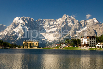 Lago, Misurina, Südtirol, Dolomiten, See, Straße, Bergsee, alpen, dolomiten, hochgebirge, Schnee, bedeckt, Felsen, Berggipfel, kalkalpen, norditalien, Himmel, blau, türkis, bergwandern, wandern, aktivurlaub, Seeblick, bergblick, Berg,  berge, Gebirgskette