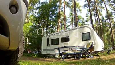 Camping - Wohnwagen und Auto im Wald