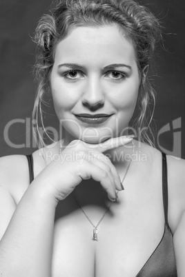 Schwarz-Weiß Portrait einer Frau mit großen Brüsten und süssen lächeln