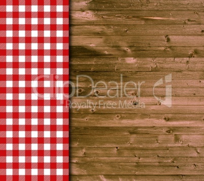 Holz-Hintergrund und Tischdecke mit rot-weißen Karos