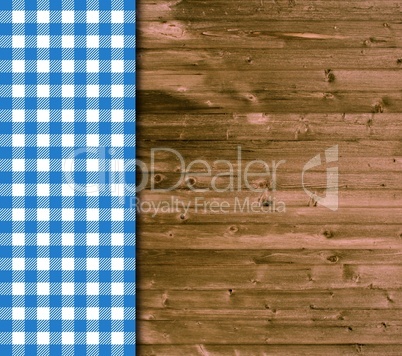 Holz-Hintergrund und Tischdecke in blau und weiß
