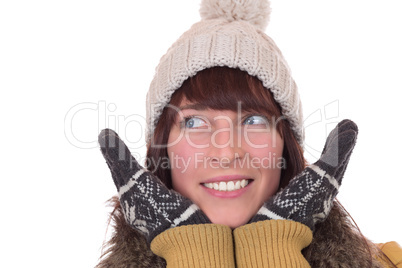 Portrait einer Frau im Winter mit Mütze und Handschuhen