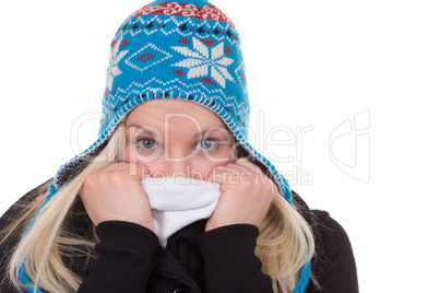 Portrait einer jungen Frau im Winter bei Kälte mit Mütze und S