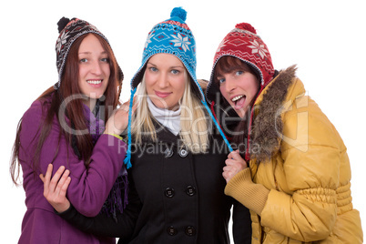 Gruppe von jungen Frauen im Winter mit Mütze, Schal und Handsch