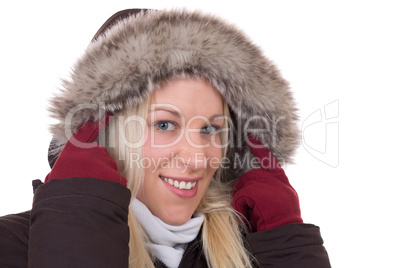 Portrait einer Frau im Winter Jacke mit Fellkragen gegen Kälte