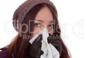 Junge Frau mit Taschentuch hat eine Erkältung