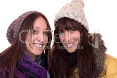 Zwei junge Frauen im Winter mit Mütze und Schal