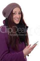 Junge Frau im Winter mit Handy oder Mobiltelefon