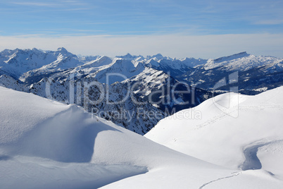 Berge mit Schnee im Winter